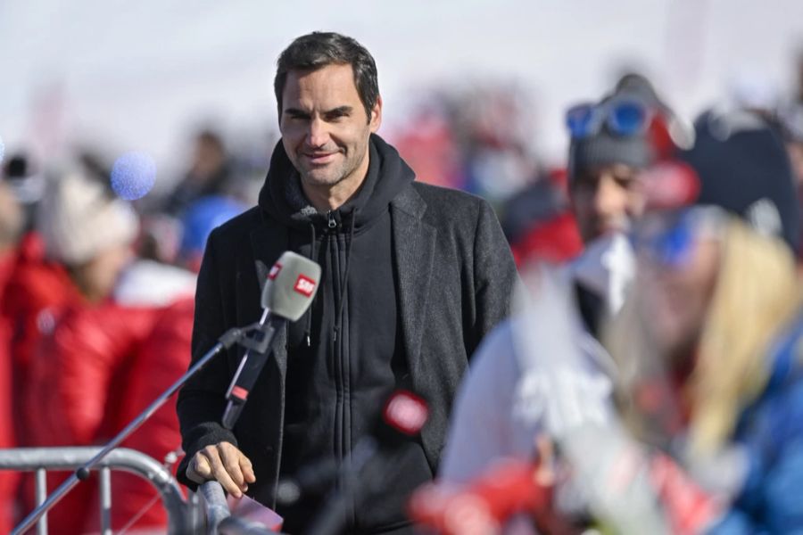 Roger Federer nimmt sich an der Lenzerheide viel Zeit für Fans und Medien.