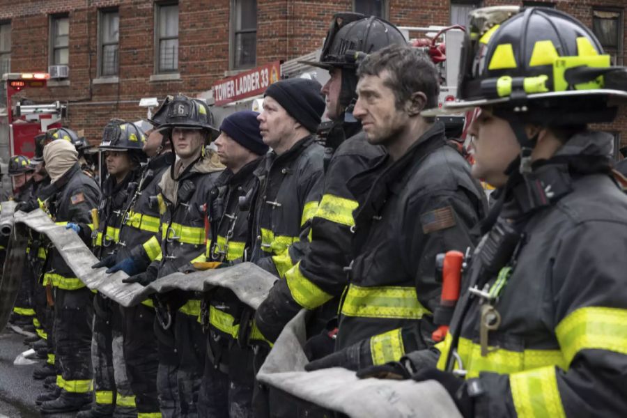 200 Feuerwehrleute gingen gegen das Feuer in dem 19-stöckigen Wohnhaus vor – mit Erfolg.