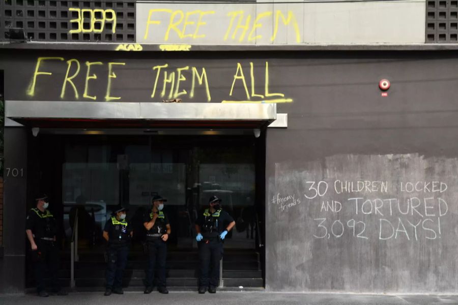 «Befreie Sie alle»: Vor dem Hotel in Melbourne stehen Polizisten und Polizistinnen.