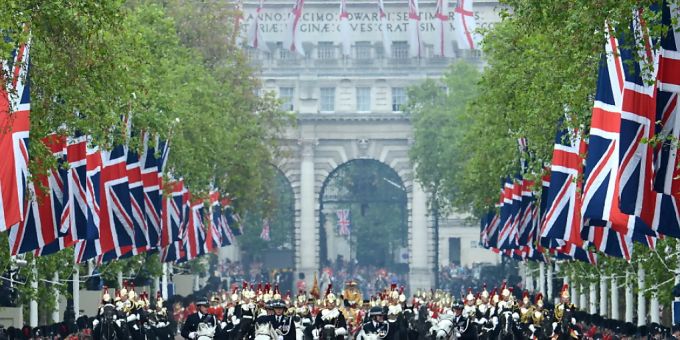 Die Reiterprozession war seinerzeit Teil der Feierlichkeiten zum 60. Thronjubiläum von Queen Elizabeth II. Zum 70. Thronjubiläum der Königin in diesem Jahr soll in Grossbritannien vier Tage lang gefeiert werden. Foto: dpa Queen Elisabeth II.