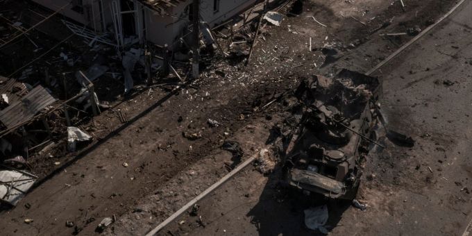 Ein zerstörter russischer Panzer auf einer Hauptstrasse in der Nähe von Brovary, nördlich von Kiew. ukraine-krieg