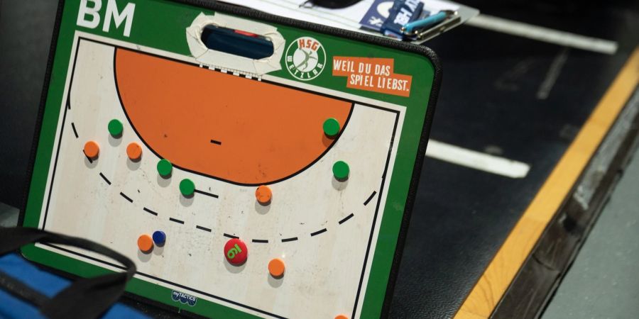 Ein Taktikbrett mit dem Logo der HSG Wetzlar ist in der Rittal Arena an der Seitenlinie zu sehen.