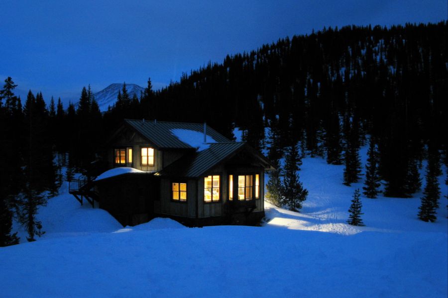 Schnee Hütte Fenster Licht Dunkelheit