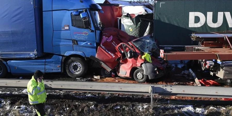 Massenkarambolage auf der Autobahn bei Horovice. Foto: Deml Ondrej/CTK/AP/dpa