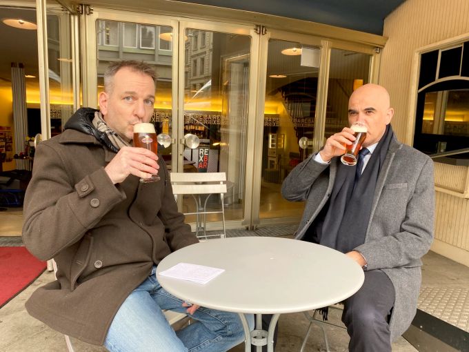 Darauf nehmen wir noch einen Schluck: Bier mit Bundesrat Alain Berset auf der Terrasse des Kino Rex in Bern, am 17. Februar 2022. Bier Alain Berset Terrasse
