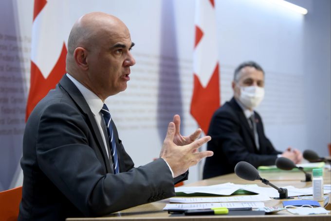 Bundesrat Alain Berset, links, spricht an der Seite von Bundespräsident Ignazio Cassis während einer Medienkonferenz über die neusten Entscheide des Bundesrates zur Coronavirus-Pandemie. (KEYSTONE/Anthony Anex) MK, MEDIENKONFERENZ, PRESSEKONFERENZ, BUNDESRAT,