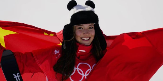 Eileen Gu jubelt nach dem Gewinn des Halfpipe-Wettbewerbs. Olympia 2022
