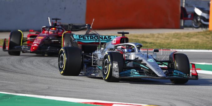 George Russell (Mercedes) vor Charles Leclerc (Ferrari) bei den Vorsaison-Testfahrten der Formel 1 in Barcelona. Formel 1 Barcelona Test