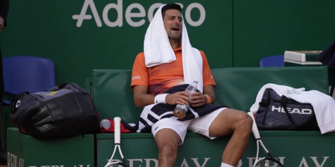 Novak Djokovic sitzt beim Sand-Auftakt in Monte Carlo erschöpft auf der Spielerbank. Djokovic