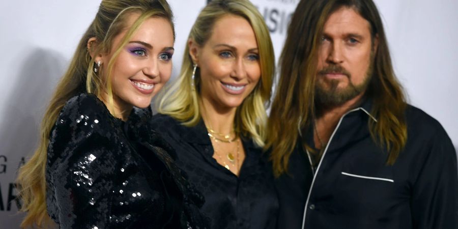 Miley Cyrus (l) mit ihrer Mutter Tish und Vater Billy Ray bei einem Event in Los Angeles. Die Eltern der US-Sängerin trennen sich nach 30 Jahren Ehe.