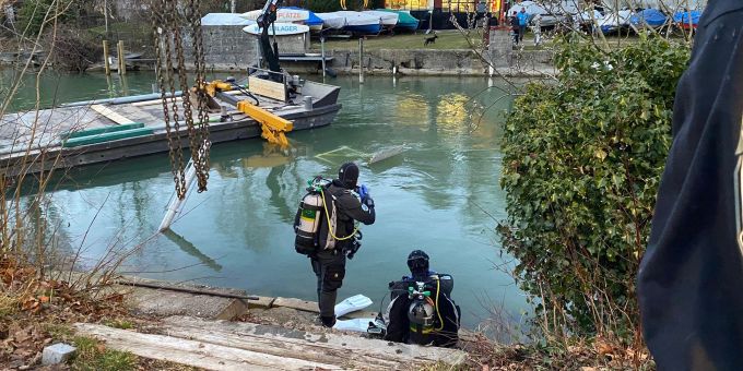 Ein vollständiges Absinken konnte verhindert werden, indem das Gerät mit dem Baggerarm und der Schaufel am Schiff festgehalten wurde. Nidau: Schreitbagger in die Zihl gefallen