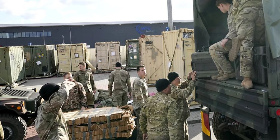 US-Soldaten verladen im polnischen Rzeszow Ausrüstung auf Fahrzeuge. Die USA entsenden weitere Soldaten nach Europa. Foto: Czarek Sokolowski/AP/dpa