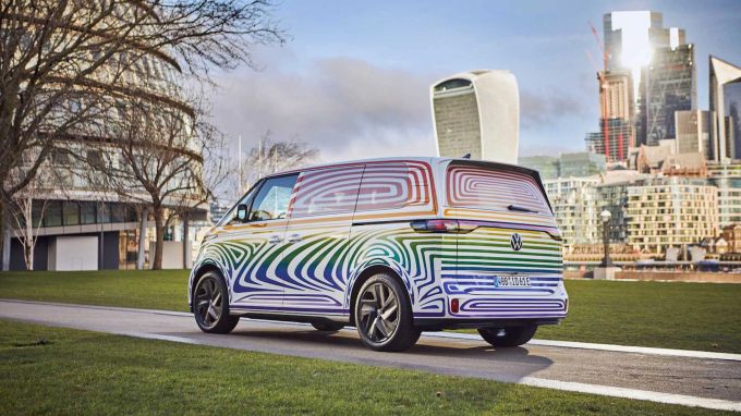 Der VW ID Buzz macht sich auch im Finanzviertel von London gut 2022 VW ID Buzz