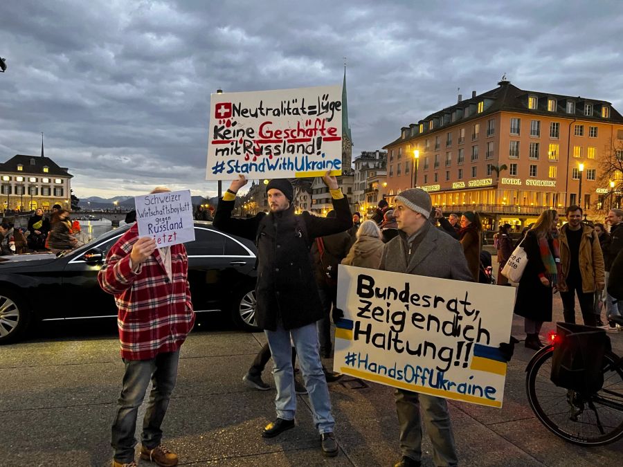 Ein Demonstrant fordert, dass der «Bundesrat endlich Haltung zeigt».