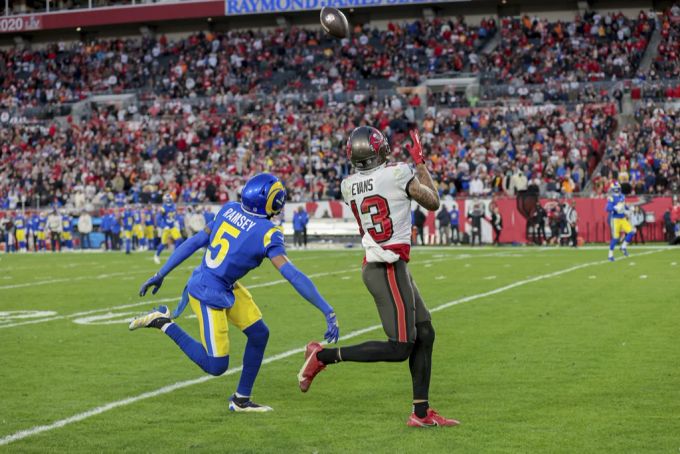 Mike Evans fängt den vermeintlich letzten Touchdown-Pass von Tom Brady. NFL