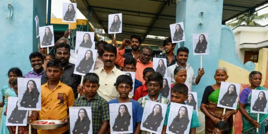 Kinder mit Bildern von Kamala Harris