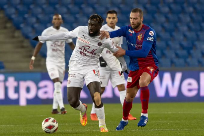 Grejohn Kyei (vorne) verpasst die Genfer Führung gegen den FC Basel. FC Basel Servette