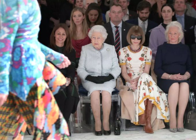 Queen Elizabeth mit Vogue-Chefin Anna Wintour und Angela Kelly (rechts) an einer Fashion-Show. elizabeth