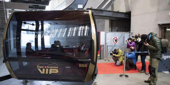 Journalisten fotografieren die VIP-Gondel vom Eiger Express in Grindelwald BE. Gemäss den Wiki-Daten ist der grösste VIP aus dem beliebten Bergdorf der legendäre Bergführer Christian Almer, Eiger Express