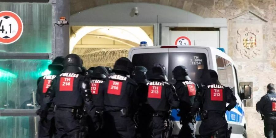 Zahlreiche Polizisten beim Betreten der Justizvollzugsanstalt. Foto: Steffen Ittig/NEWS5/dpa
