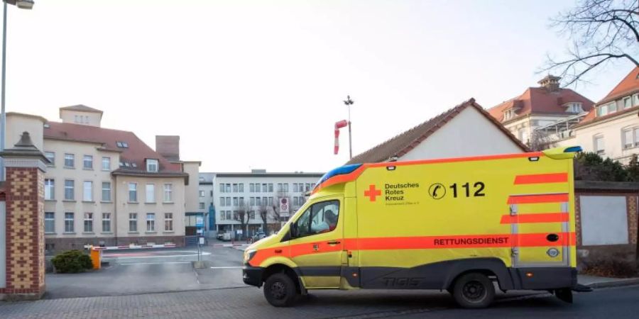 Nach den Triage-Äusserungen eines Mediziners aus Zittau hat das Klinikum Oberlausitzer Bergland bestätigt, dass die Corona-Lage dort kritisch ist. Foto: Daniel Schäfer/dpa-Zentralbild/dpa