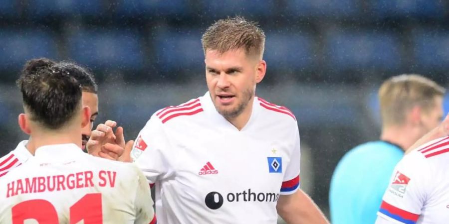 Torjäger Simon Terodde war erneut der Garant zum HSV-Sieg gegen Sandhausen. Foto: Daniel Bockwoldt/dpa