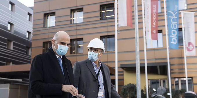 Gesundheitsminister Alain Berset (links) in Visp (VS) nach einem Besuch der Moderna-Impfstoff-Anlage der Firma Lonza. Rechts: Moderna-Manager Dan Staner, Direktor für die Region Europa, Naher Osten und Afrika. Gesundheitsminister Alain Berset (links) in Visp (VS) nach einem Besuch der Moderna-Impfstoff-Anlage der Firma Lonza. Rechts: Moderna-Manager Dan Staner, Direktor für die Region Europa, Naher Osten und Afrika.