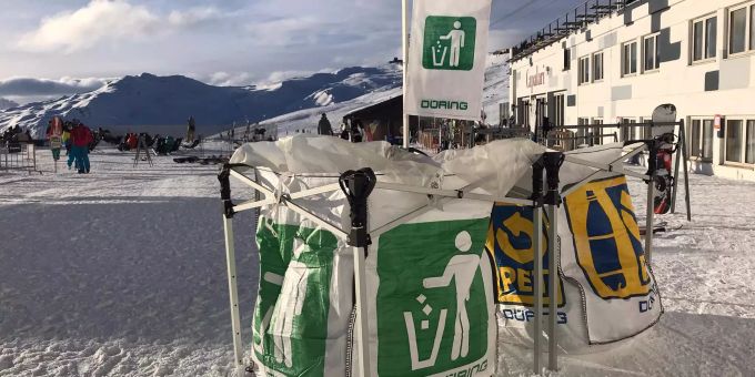 Im Skigebiet Flims-Laax-Falera stehen zusätzliche Müllbehälter bereit. zusätzliche Müllbehälter Laax