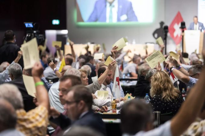Parteimitglieder stimmen ab an der Delegiertenversammlung der SVP Schweiz. Delegiertenversammlung SVP