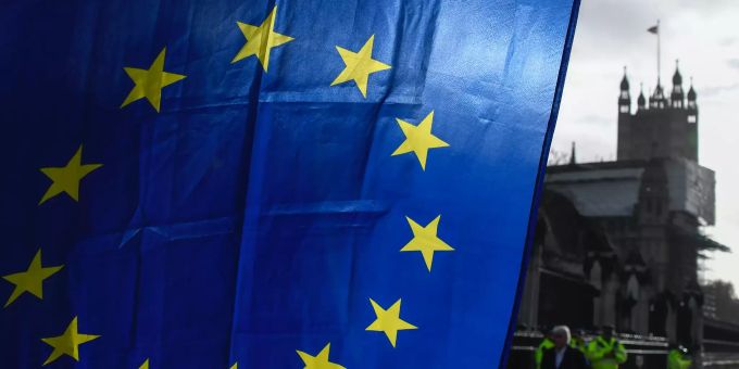 Eine Fahne der Europäischen Union wird während eines Protests im Zuge der Brexit-Handelsgespräche vor dem Victoria Tower des Westminster Palace von einem Demonstranten gehalten. (Archivbild) EU-Austritt des Vereinigten Königreichs
