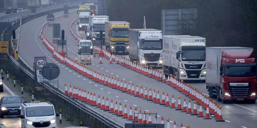 Ein spezielles Verkehrsleitsystem auf der Autobahn M20 in der Nähe von Ashford in der Grafschaft Kent getestet. Das System soll im Rahmen des Brexit ermöglichen, den Verkehr in beiden Richtungen auf der Autobahn aufrecht zu erhalten, während gleichzeitig Lastwagen in einer Warteschlange stehen, bis sie in den Hafen von Dover oder Richtung Eurotunnel fahren können. Foto: Matt Dunham/AP/dpa