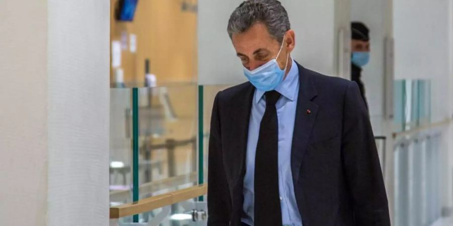 Nicolas Sarkozy verlässt nach einer Anhörung das Gerichtsgebäude in Paris. Foto: Sadak Souici/Le Pictorium Agency via ZUMA/dpa