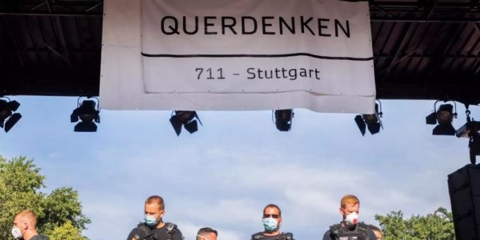 Polizisten stehen bei einer Kundgebung gegen die Corona-Beschränkungen auf der Strasse des 17. Juni in Berlin auf der Bühne unter dem Banner der Initiative «Querdenken 711». Die Polizei hatte die Veranstaltung aufgelöst. Foto: Christoph Soeder/dpa Polizisten stehen bei einer Kundgebung gegen die Corona-Beschränkungen auf der Strasse des 17. Juni in Berlin auf der Bühne unter dem Banner der Initiative «Querdenken 711». Die Polizei hatte die Veranstaltung aufgelöst. Foto: Christoph Soeder/dpa