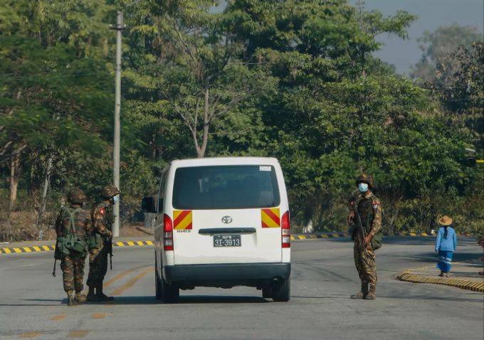 Soldaten bewachen in Naypyitaw, Myanmar, eine Strasse. Nach dem Militärputsch in Myanmar