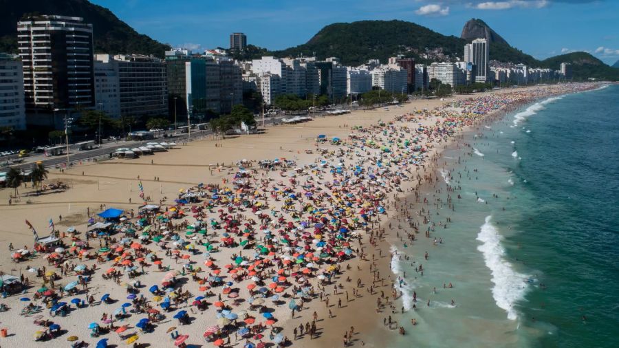 Strandbesucher drängen sich am 17. Januar am Copacabana Beach.