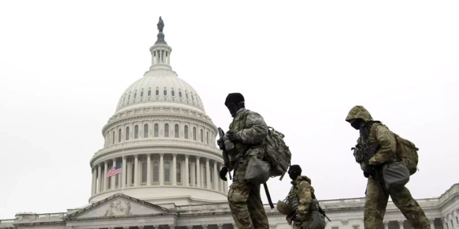 Kurz vor den Zwischenwahlen in den USA warnte die US-Regierung vor gewalttätigem Extremismus. Im Bild: Mitglieder der Nationalgarde patrouillieren vor dem Kapitol in Washington. (Archiv) Foto: Jose Luis Magana/FR159526 AP/dpa