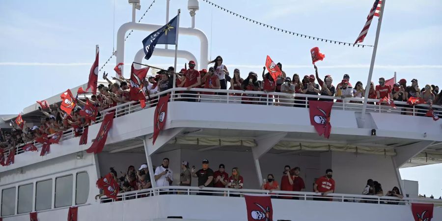 Die Tampa Bay Buccaneers feiern ihren Triumph mit einer Boots-Parade.