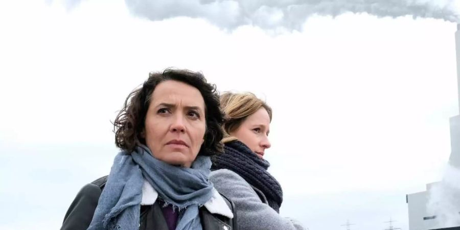 Die Ludwigshafener Kommissarinnen Lena Odenthal (Ulrike Folkerts, l) und Johanna Stern (Lisa Bitter) bekommen es mit der rechten Szene zu tun. Foto: Jacqueline Krause-Burberg/SWR/dpa