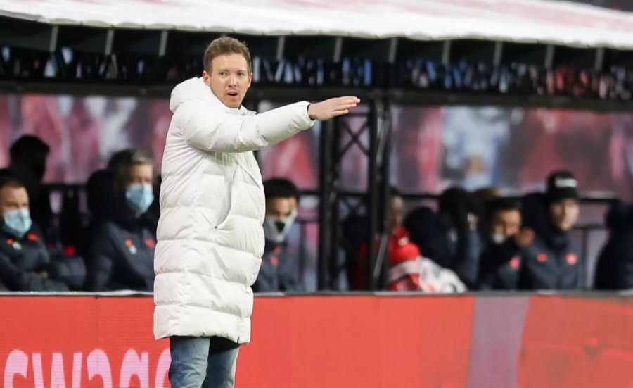 Leipzig-Trainer Julian Nagelsmann gibt seinen Spielern Anweisungen.