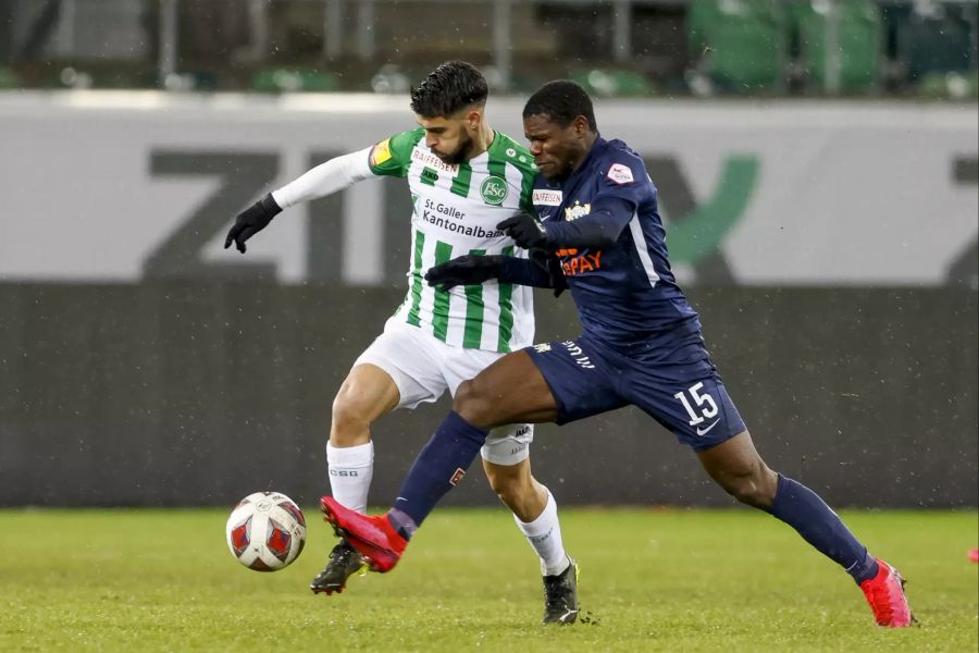 Aiyegun Tosin (r.) vom FCZ im Duell mit St.Gallens Victor Ruiz (l.).