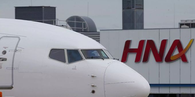 HNA hatte sich in einer milliardenschweren Einkaufstour überschuldet. Unter anderem verleibte sich der Konzern auch Schweizer Luftfahrt-Unternehmen ein - und musste sie zum Teil bereits wieder verkaufen. (Archiv) hna