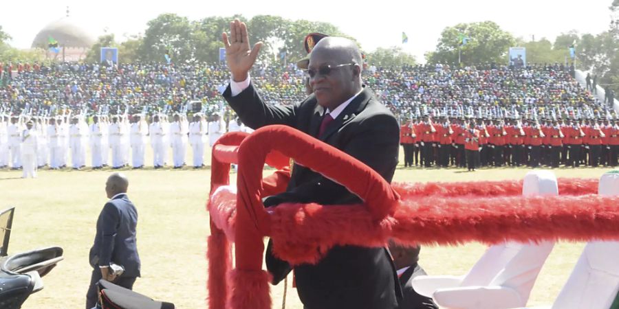 Der Präsident von Tansania John Magufuli winkt während seiner Vereidigungszeremonie nach der umstrittenen Präsidentschaftswahl. Foto: Stringer/AP/dpa