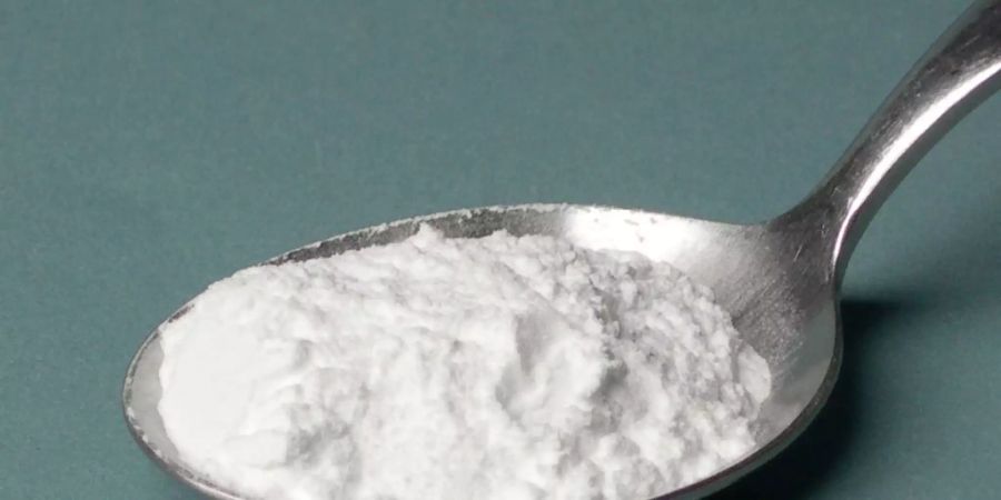 Jede Hausfrau, jeder Hausmann weiss, wie segensreich Natriumbicarbonat ist - als Back-Treibmittel und als Putzmittel. Nun zeigt sich: Die Substanz kann auch helfen, die Immunabwehr bei Blutkrebs durch die Neutralisierung von Milchsäure zu reaktivieren - natürlich unter ärztlicher Aufsicht. (Wiki)