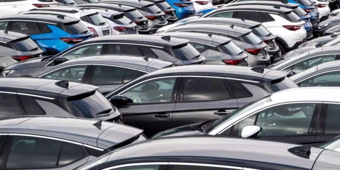 Autos am Terminal zur Verschiffung von Gebrauchtwagen aus Europa. Foto: Sina Schuldt/dpa Autos am Terminal zur Verschiffung von Gebrauchtwagen aus Europa. Foto: Sina Schuldt/dpa