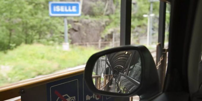 Die BLS erhöht den Betrieb der Autoverladezüge wegen den Sommerferien. (Archivbild) Autoverlad