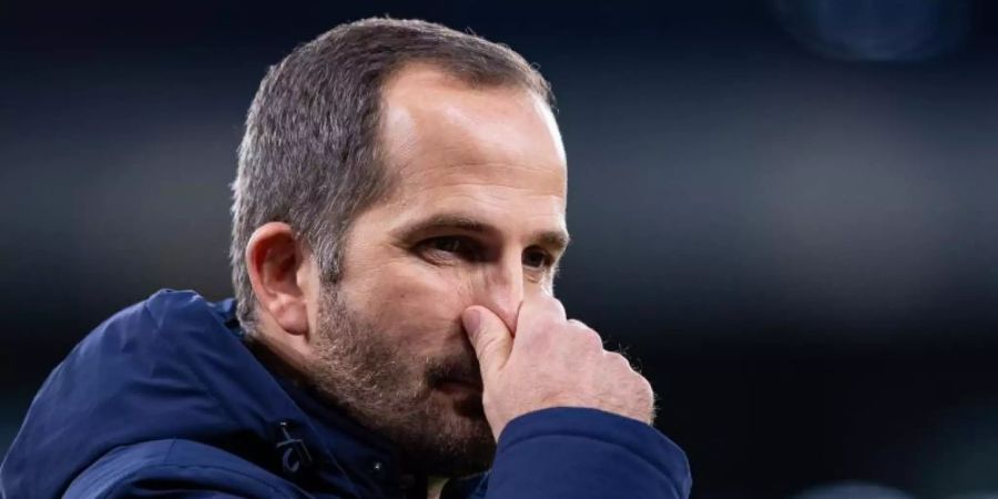 Wartet immer noch auf seinen ersten Bundesliga-Sieg als Schalke-Coach: Manuel Baum. Foto: Guido Kirchner/dpa