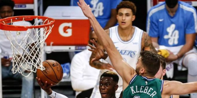 Dennis Schröder (l) setzte sich mit Los Angeles Lakers gegen Maxi Kleber von den Dallas Mavericks durch. Foto: Ringo H.W. Chiu/FR170512 AP/dpa Dennis Schröder (l) setzte sich mit Los Angeles Lakers gegen Maxi Kleber von den Dallas Mavericks durch. Foto: Ringo H.W. Chiu/FR170512 AP/dpa