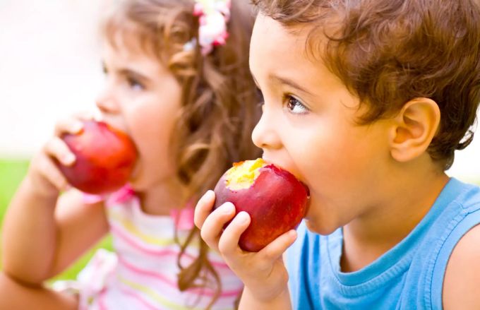 Obst und Gemüse sind zwischendurch ideal, um den Hunger zu stillen. Kinder essen Obst