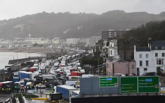 Miles de camioneros quieren volver a Europa continental. Dover