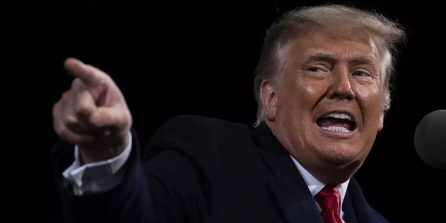 Kurz vor dem Ende seiner Präsidentschaft legt sich Donald Trump wegen des Verteidigungshaushalts mit dem US-Kongress an. Foto: Evan Vucci/AP/dpa